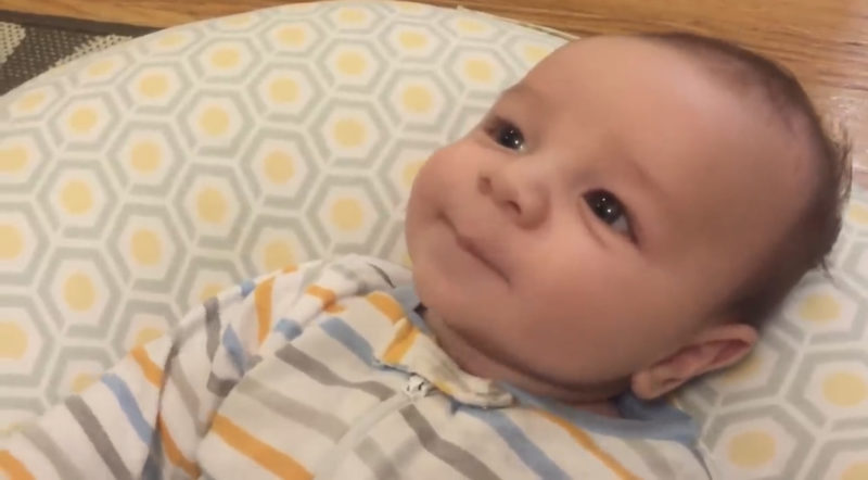Bebé de 2 meses dice sus primeras palabras.