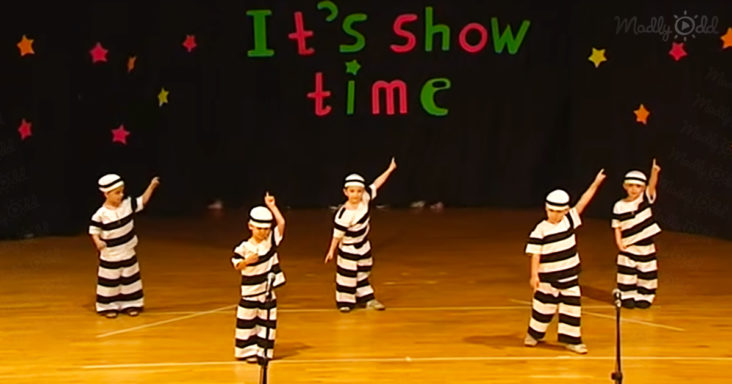 Los niños bailan con admiración al ritmo de "Jailhouse Rock" de Elvis Presley.