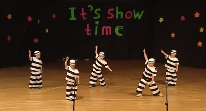 Los niños bailan con admiración al ritmo de "Jailhouse Rock" de Elvis Presley.