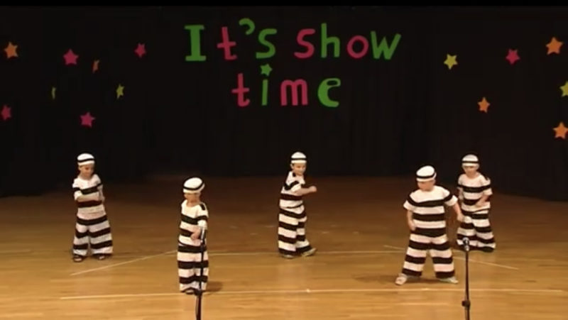 Los niños bailan con admiración al ritmo de "Jailhouse Rock" de Elvis Presley.