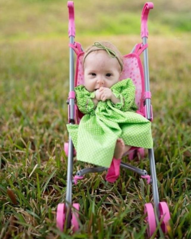 Ella es adorable. La vida de la niña Thumbelina, que nunca crecerá más allá del tamaño de una muñeca, continuará de esta manera...