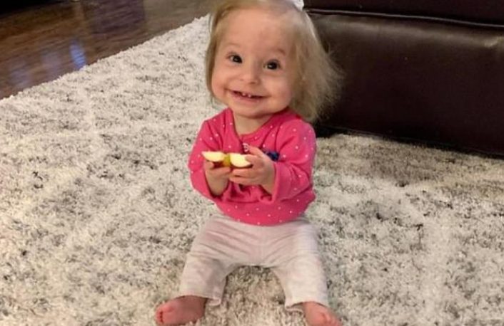 Ella es adorable. La vida de la niña Thumbelina, que nunca crecerá más allá del tamaño de una muñeca, continuará de esta manera...