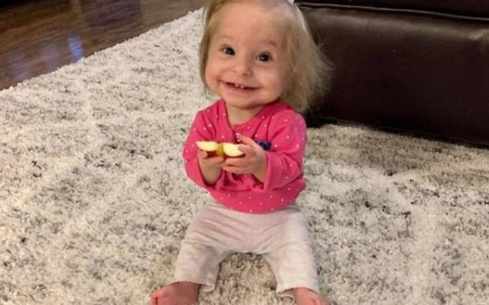 Ella es adorable. La vida de la niña Thumbelina, que nunca crecerá más allá del tamaño de una muñeca, continuará de esta manera...