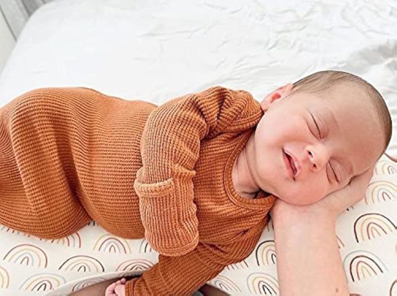 Los tres bebés ya habían sido alimentados cuando su madre soltera llega a darles de comer por la mañana... Así es cómo...