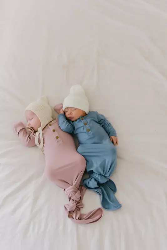 Los tres bebés ya habían sido alimentados cuando su madre soltera llega a darles de comer por la mañana... Así es cómo...