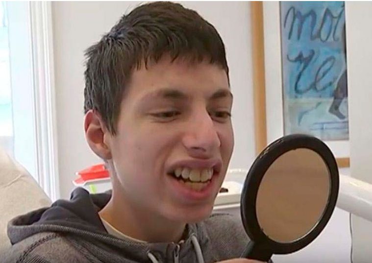 El joven, que estaba en una condición terrible antes, ha transformado por completo su apariencia... Esto es prueba de que los sueños pueden hacerse realidad...