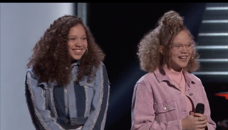 "Hermanas interpretan 'Never Alone' en The Voice, y en el primer cuarto de hora, un millón de personas lo ven... Mira el video a continuación..."