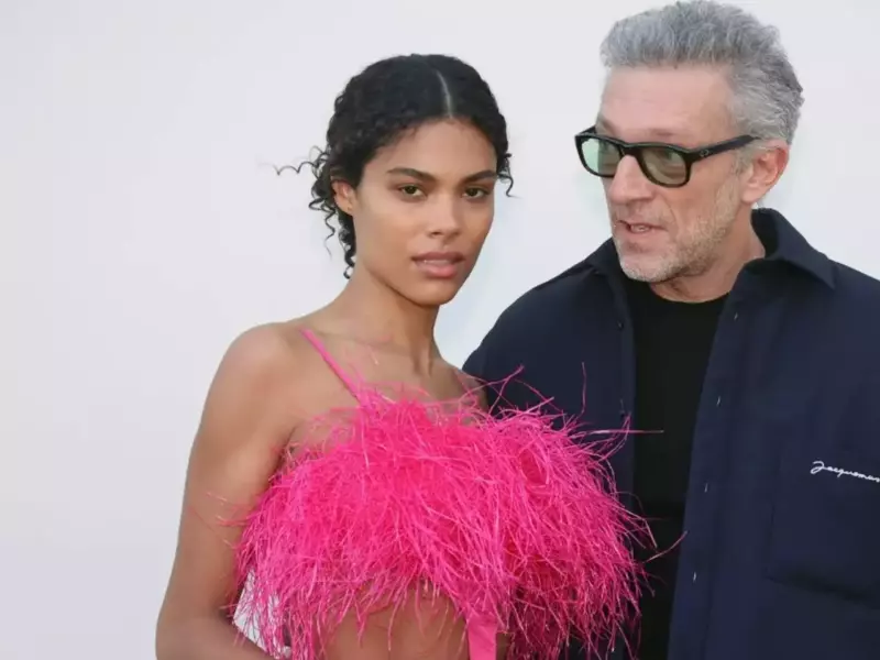 "El hermano de Tina Kunaki, de 22 años y también modelo, se parece exactamente a ella..."