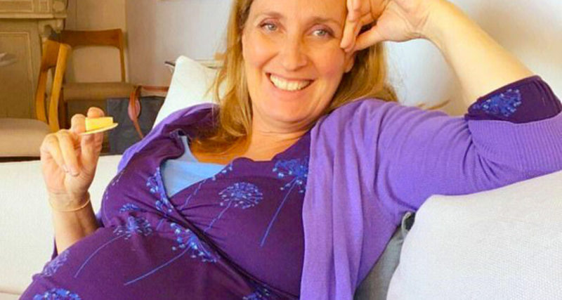 Esta mujer de 54 años finalmente dio a luz a gemelos después de 11 intentos... ¡Así es cómo lucen años después!