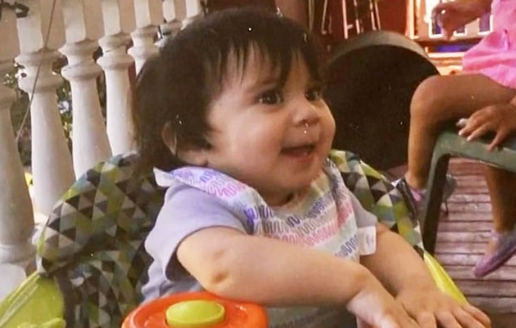 Una madre que abandonó a su bebé durante diez días mientras estaba de vacaciones enfrenta consecuencias.