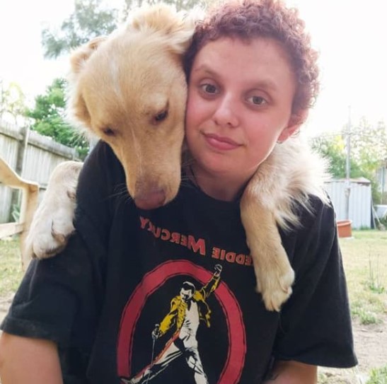 Un video de un perro de servicio calmante de una mujer autista durante un ataque de pánico se ha vuelto viral, y por una buena razón | MIRA