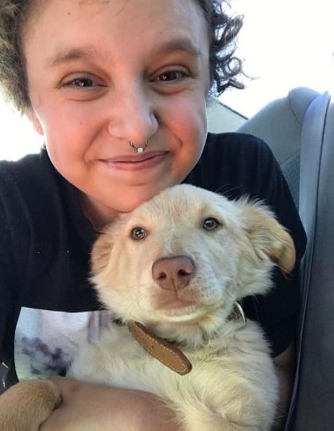 Un video de un perro de servicio calmante de una mujer autista durante un ataque de pánico se ha vuelto viral, y por una buena razón | MIRA