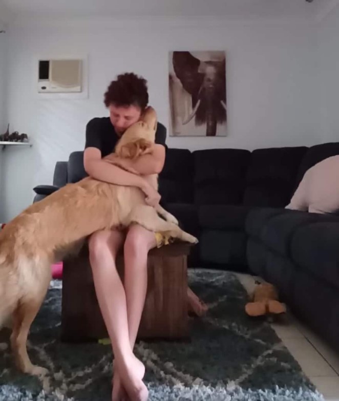 Un video de un perro de servicio calmante de una mujer autista durante un ataque de pánico se ha vuelto viral, y por una buena razón | MIRA