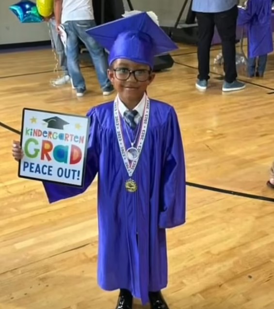 Niño de kindergarten en duelo que perdió a su madre pronuncia un emotivo discurso de graduación. ¡Intenta no llorar!