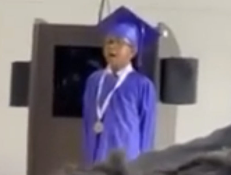 Niño de kindergarten en duelo que perdió a su madre pronuncia un emotivo discurso de graduación. ¡Intenta no llorar!