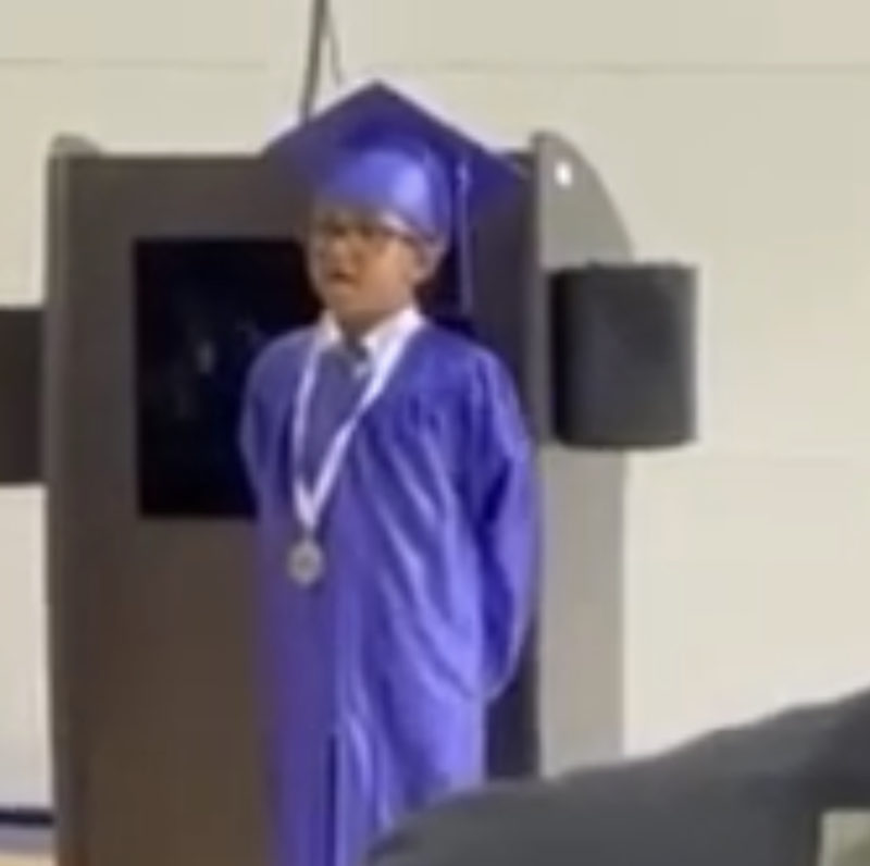 Niño de kindergarten en duelo que perdió a su madre pronuncia un emotivo discurso de graduación. ¡Intenta no llorar!