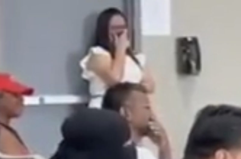 Niño de kindergarten en duelo que perdió a su madre pronuncia un emotivo discurso de graduación. ¡Intenta no llorar!