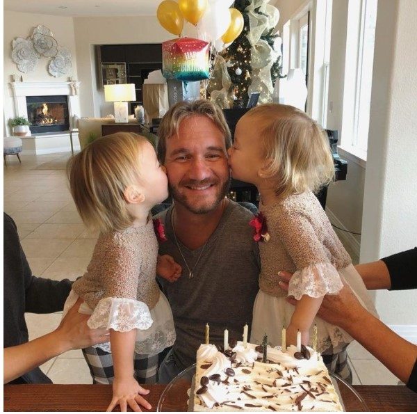 El orador australiano Nick Vujcic, quien no tiene brazos ni piernas, compartió una foto con su familia...