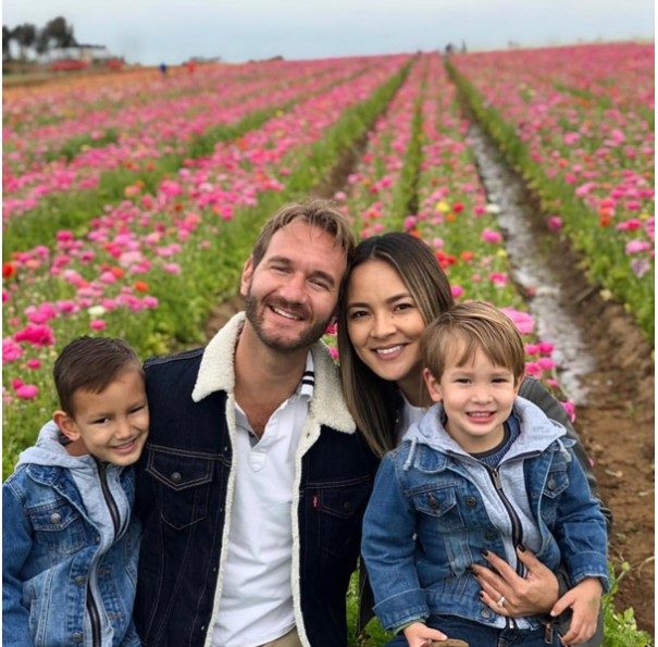 El orador australiano Nick Vujcic, quien no tiene brazos ni piernas, compartió una foto con su familia...