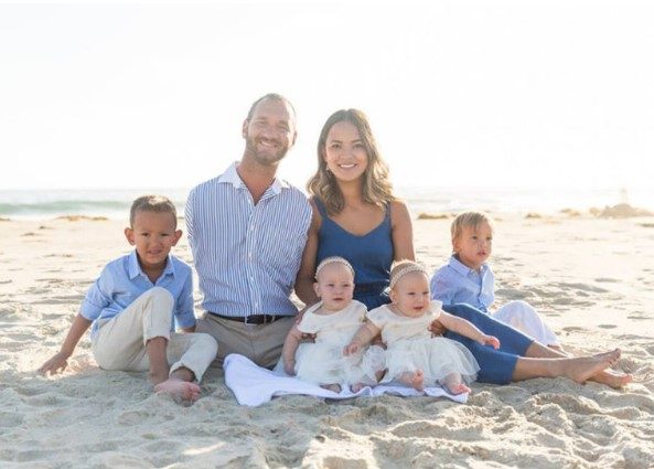 El orador australiano Nick Vujcic, quien no tiene brazos ni piernas, compartió una foto con su familia...