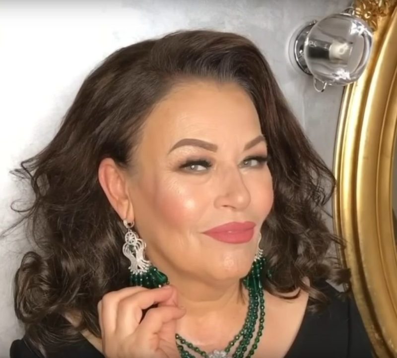 Esta mujer de 70 años se transformó en una mujer de aspecto joven gracias al maquillaje... ¡Mira cómo luce después!
