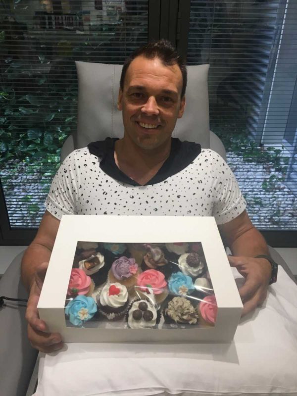 "Estaba embarazada de 34 semanas. Tenía miedo de que no pudiera ver a nuestro nuevo bebé". "El amor y la generosidad nunca se desperdician", dijo la familia después de que su padre sobreviviera a la enfermedad.