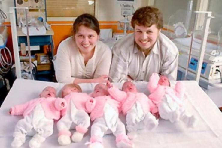 Al mismo tiempo, se convirtió en madre de cinco hijas. Así es como parecen en la actualidad.