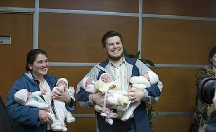 Al mismo tiempo, se convirtió en madre de cinco hijas. Así es como parecen en la actualidad.