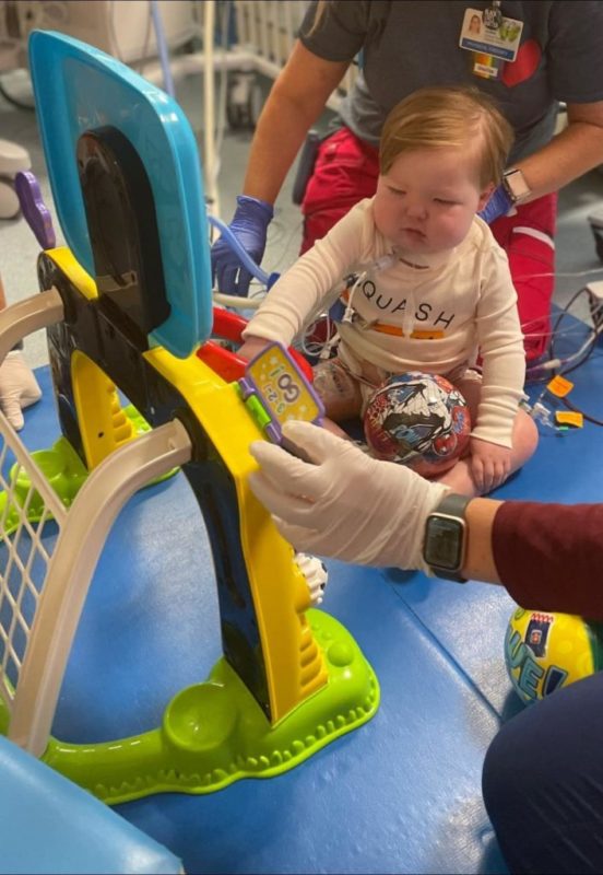 El "corazón de héroe" de un donante altruista brinda a un niño enfermo de 2 años una segunda oportunidad en la vida.