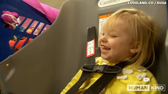 "Cuando el gerente de la tienda notó que su niño pequeño tenía necesidades especiales, su respuesta inesperada hizo que todos sonrieran."
