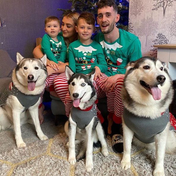 Un niño pequeño y su husky de mascota han sido amigos durante 2 años.