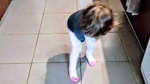 "'¡AYUUUUUDAAA!!!' '¡ESTOY ATASCADA!' Escuché a mi hija gritar pidiendo ayuda mientras salía de la ducha." "Las cosas que hacemos por nuestros hijos", una mujer 'salva' humorísticamente a su hija.