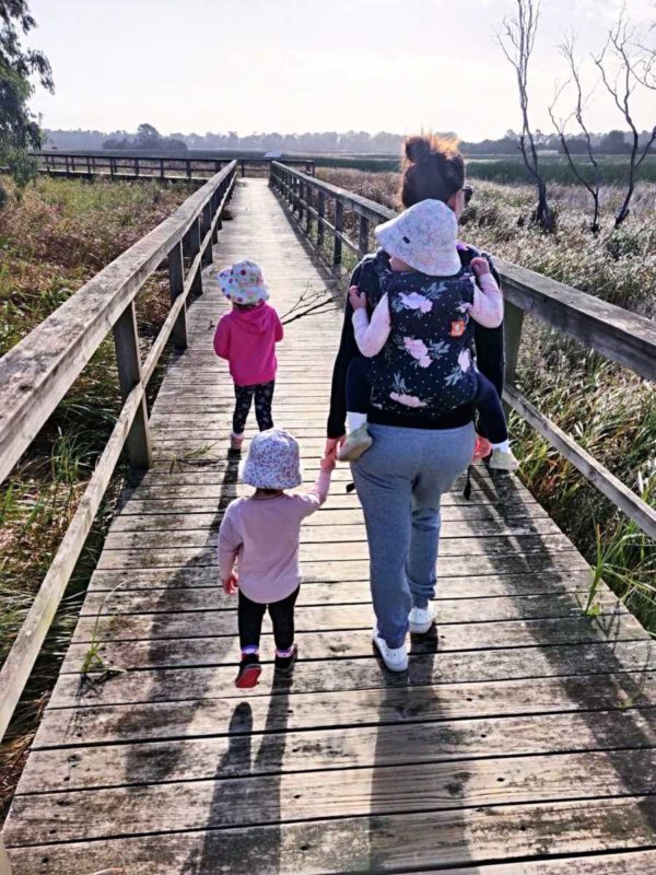 "'¡AYUUUUUDAAA!!!' '¡ESTOY ATASCADA!' Escuché a mi hija gritar pidiendo ayuda mientras salía de la ducha." "Las cosas que hacemos por nuestros hijos", una mujer 'salva' humorísticamente a su hija.