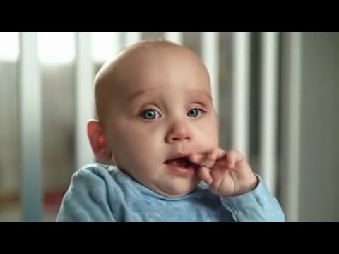 Observar a un grupo de bebés haciendo sus "caras de hacer caca" en cámara lenta es oro puro.