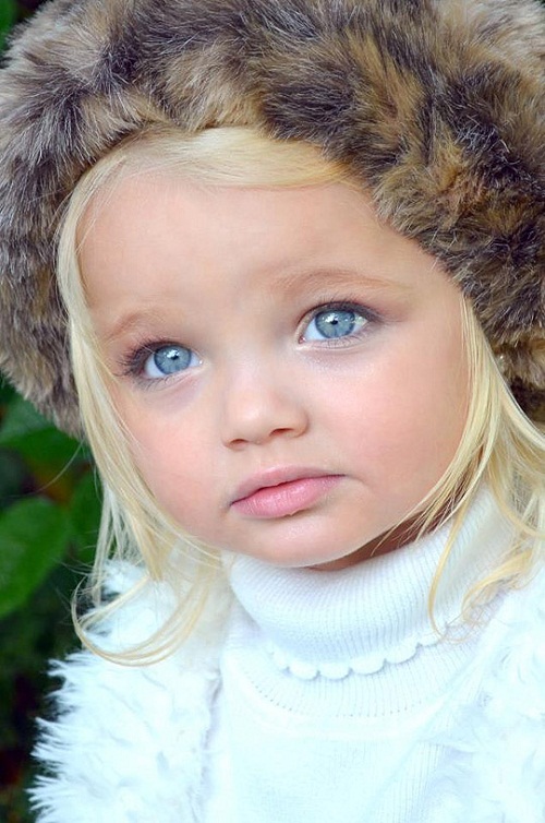 Esta niña de 2 años se asemeja a una muñeca de la vida real y así es como luce de adolescente...