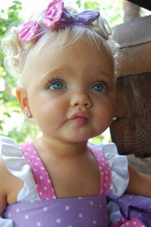 Esta niña de 2 años se asemeja a una muñeca de la vida real y así es como luce de adolescente...