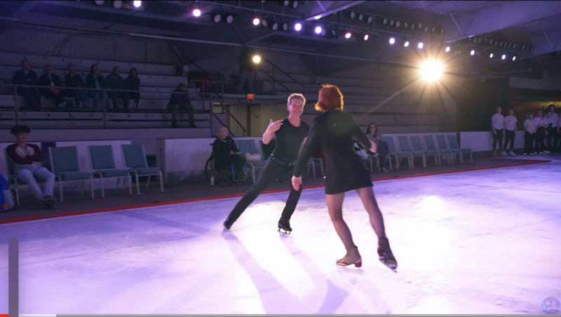 Elegancia Intemporal sobre Hielo: Una Espectacular Actuación de Patinadores en sus Tardíos 60 Deja al Público Maravillado.