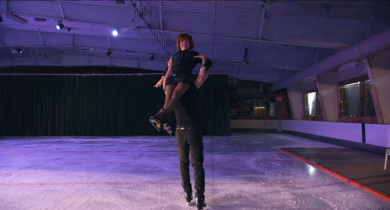 Elegancia Intemporal sobre Hielo: Una Espectacular Actuación de Patinadores en sus Tardíos 60 Deja al Público Maravillado.