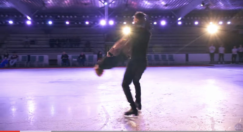 Elegancia Intemporal sobre Hielo: Una Espectacular Actuación de Patinadores en sus Tardíos 60 Deja al Público Maravillado.