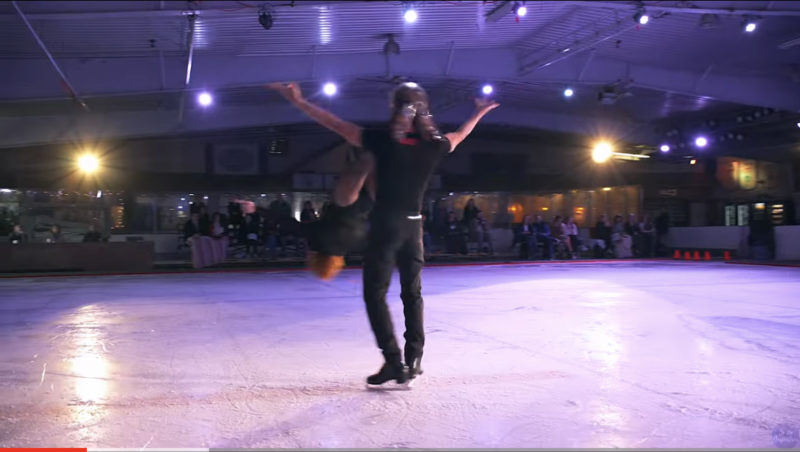 Elegancia Intemporal sobre Hielo: Una Espectacular Actuación de Patinadores en sus Tardíos 60 Deja al Público Maravillado.