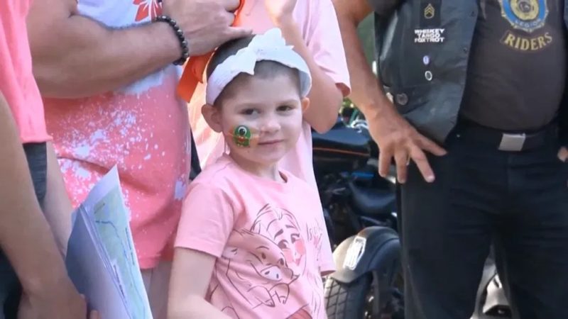 Una Pandilla de Motociclistas se Convirtió en Ángeles Guardianes para una Valiente Niña que Lucha por su Vida. Mira el Video para Descubrir Cómo.