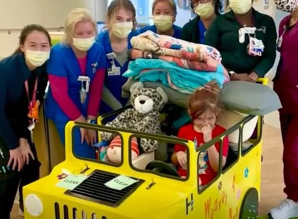 Una Pandilla de Motociclistas se Convirtió en Ángeles Guardianes para una Valiente Niña que Lucha por su Vida. Mira el Video para Descubrir Cómo.