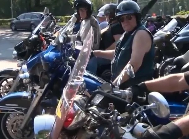 Una Pandilla de Motociclistas se Convirtió en Ángeles Guardianes para una Valiente Niña que Lucha por su Vida. Mira el Video para Descubrir Cómo.