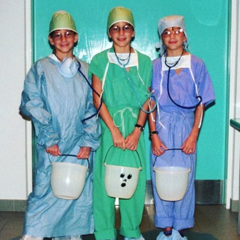 Madre da a luz a trillizos idénticos que se convierten en médicos obstetras y ginecólogos, siguiendo sus pasos. ¡Solo míralos ahora!