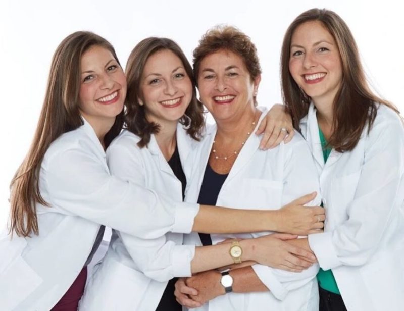 Madre da a luz a trillizos idénticos que se convierten en médicos obstetras y ginecólogos, siguiendo sus pasos. ¡Solo míralos ahora!