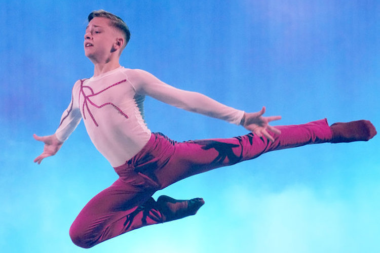 Joven estrella en ascenso de 14 años brilla en America's Got Talent All-Stars. Toca aquí para ver la actuación que no te puedes perder.