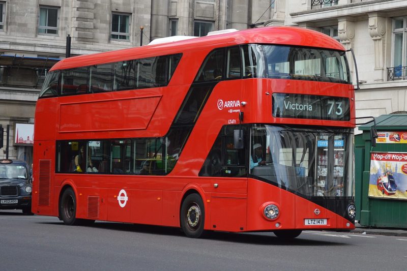 Hoy iba en el autobús. En una de las paradas, subieron dos niños. Un niño se acercó para preguntar por la tarifa, y le preguntó al conductor: "¿Cuánto cuesta el viaje?" "9", respondió el conductor. "¿Y para las hermanas?" preguntó el niño. "15", respondió el conductor. Luego el conductor dijo...