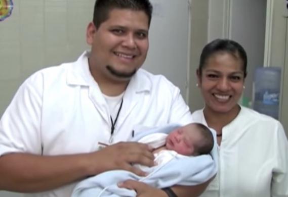 Este hombre decidió adoptar a la niña que encontró en la calle, y para él, no existen "niños ajenos".
