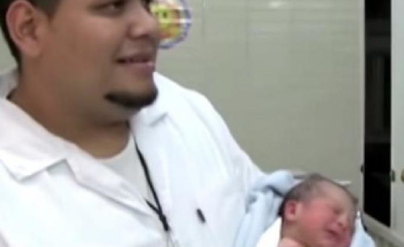 Este hombre decidió adoptar a la niña que encontró en la calle, y para él, no existen "niños ajenos".