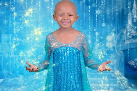 La niña de cinco años que lucha contra el cáncer brilla en una encantadora sesión de fotos junto a las princesas de Disney.
